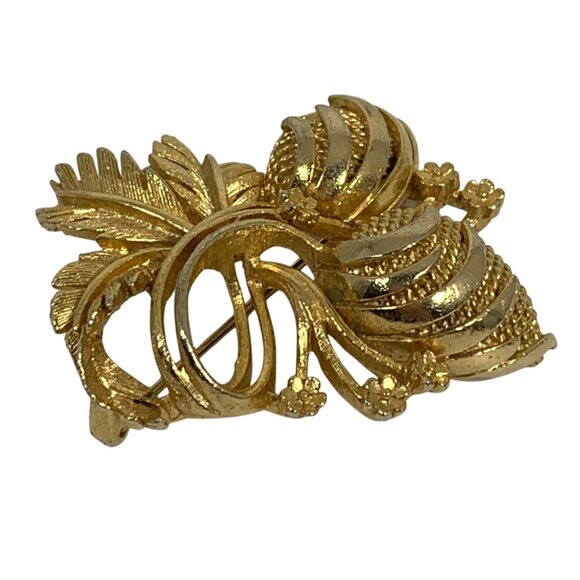 Vintage LISNER Gold Tone Textured Brooch Pin 3D Berries / Cones Flowers Leaves - Picture 5 of 8